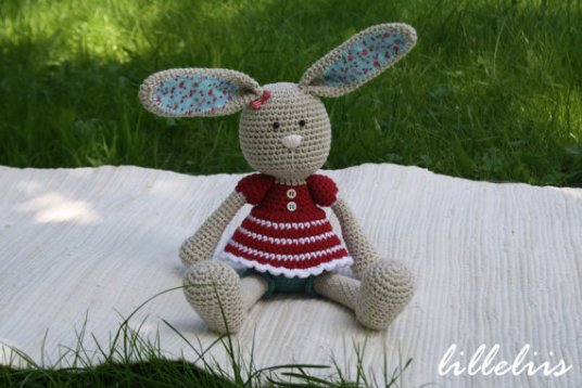 Frilly pants bunny by Lilleliis