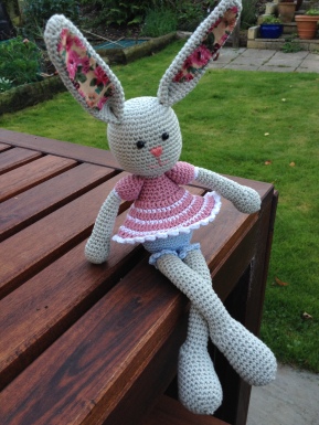 Frilly pants bunny by Lilleliis
